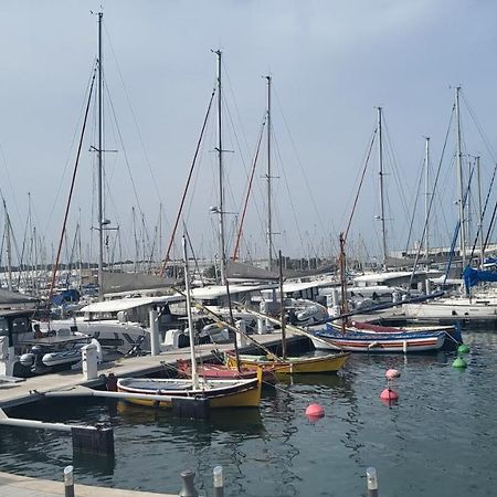 Adorable Petit Appartement Avec Magnifique Vue Sur Le Port De Canet Luaran gambar