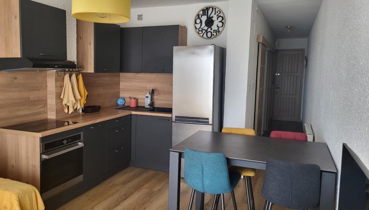 Adorable Petit Appartement Avec Magnifique Vue Sur Le Port De Canet Luaran gambar