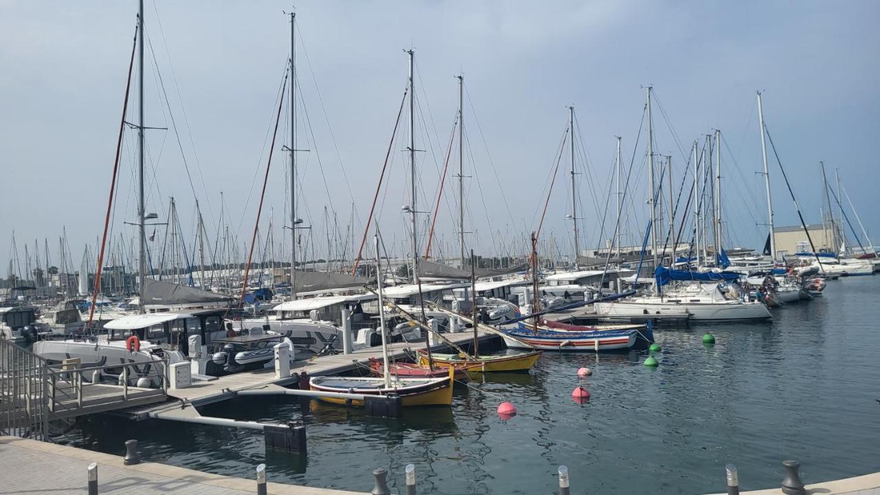 Adorable Petit Appartement Avec Magnifique Vue Sur Le Port De Canet Luaran gambar