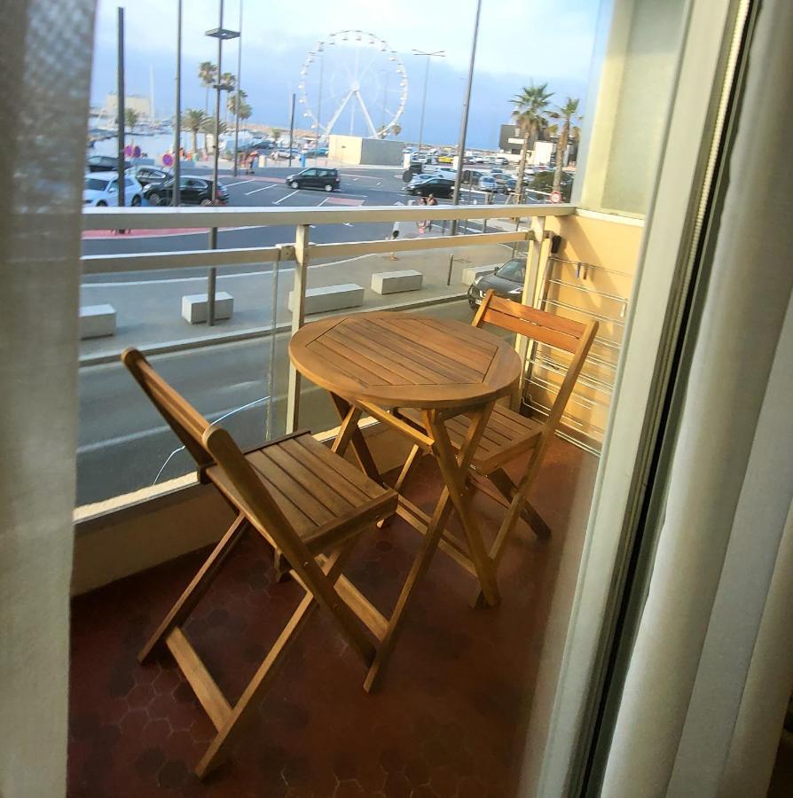 Adorable Petit Appartement Avec Magnifique Vue Sur Le Port De Canet Luaran gambar